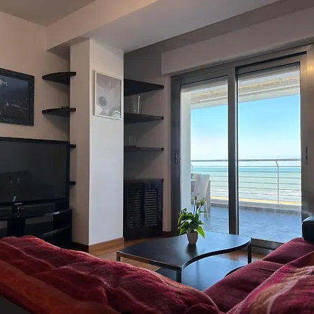 בית נופש Riviera Palace - Trilo Sea Front- Premium ג'וליאנובה