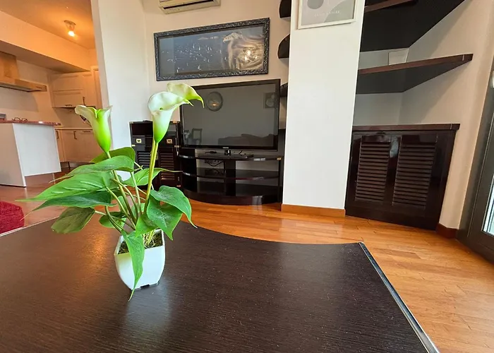 בית נופש Riviera Palace - Trilo Sea Front- Premium ג'וליאנובה