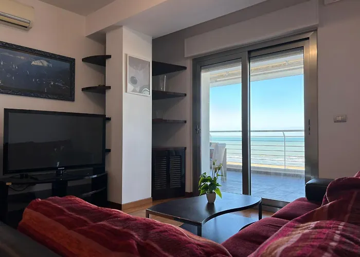 בית נופש Riviera Palace - Trilo Sea Front- Premium ג'וליאנובה