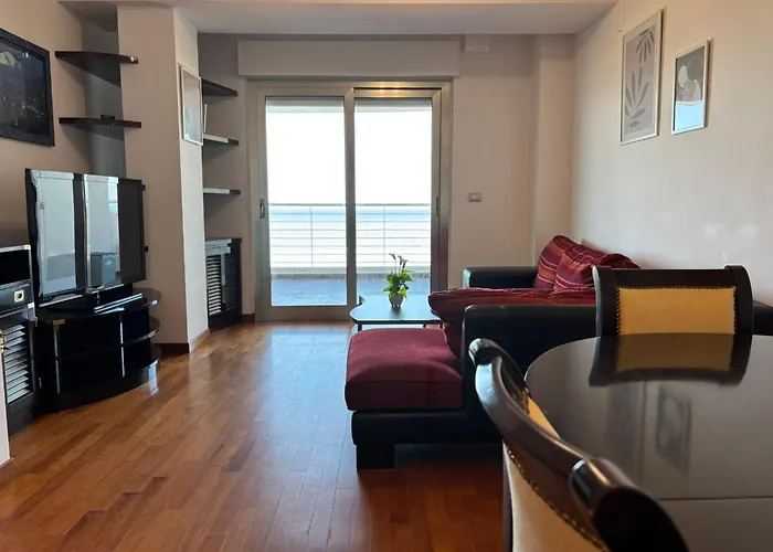 בית נופש Riviera Palace - Trilo Sea Front- Premium ג'וליאנובה